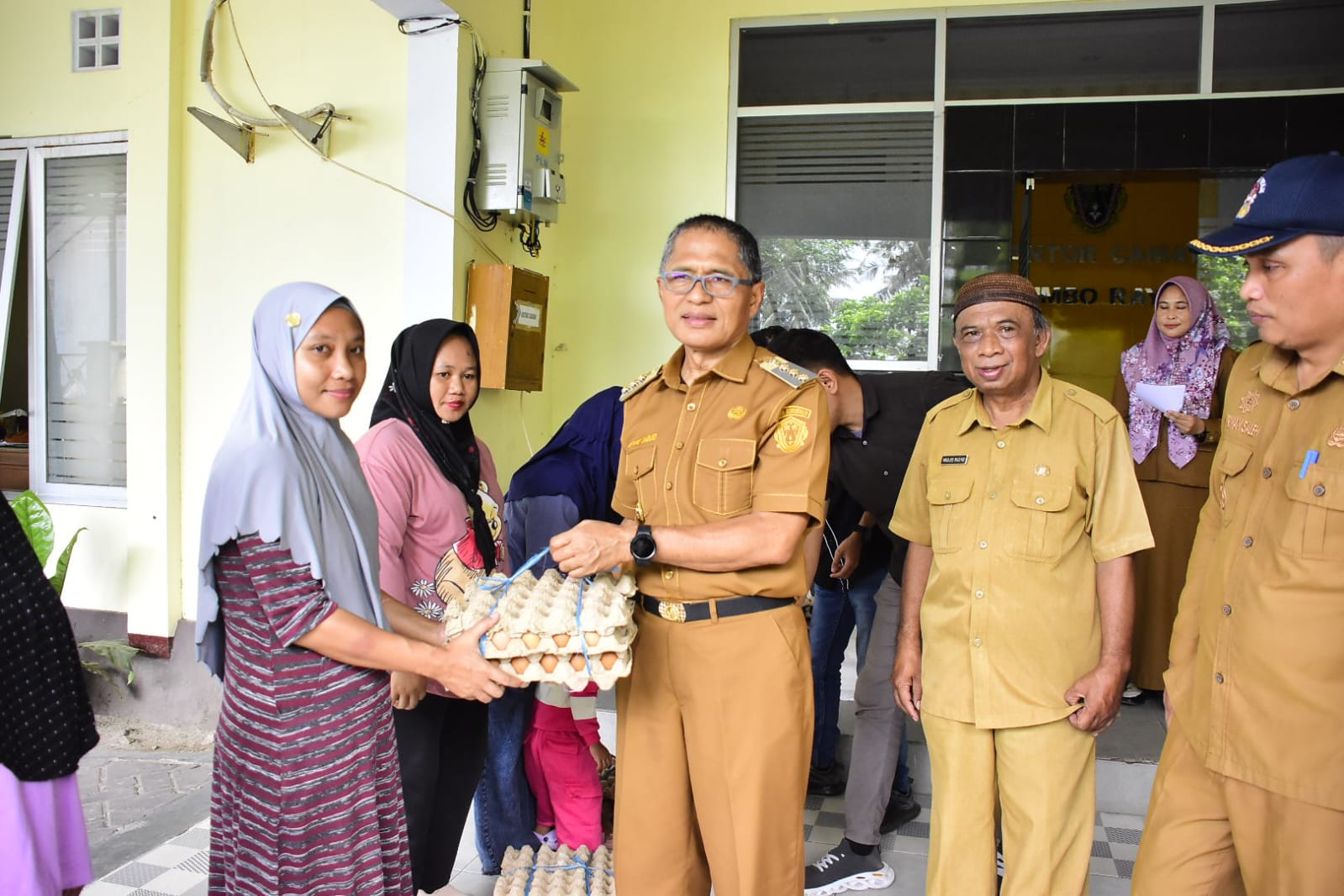 Pejabat (Pj) Wali Kota Gorontalo, Ismail Madjid saat menyerahkan bantuan tersebut. (Foto: Humas Pemkot Gorontalo)