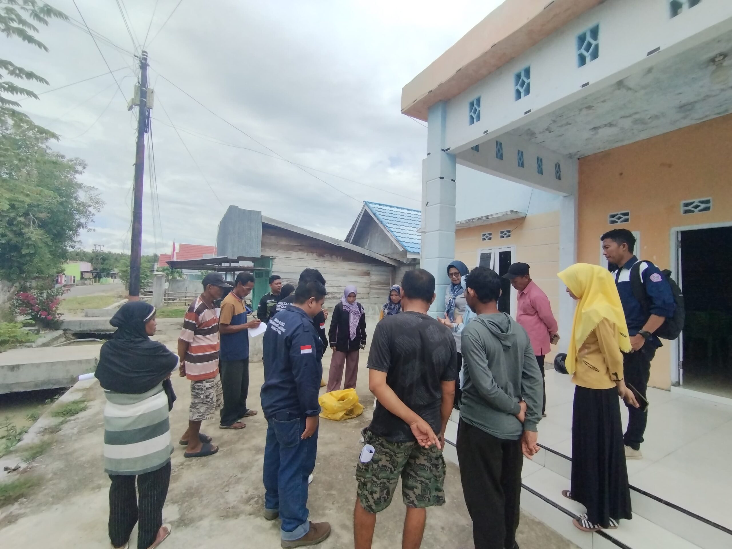 Fakultas Pertanian dan Ilmu Perikanan Universitas Pohuwato mengadakan Kegiatan Penyuluhan Pertanian Pelatihan Pupuk Kompos dengan. (Foto: Defri)