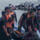 Basarnas ketika melakukan evakuasi kepada korban. (Foto: Istimewa)