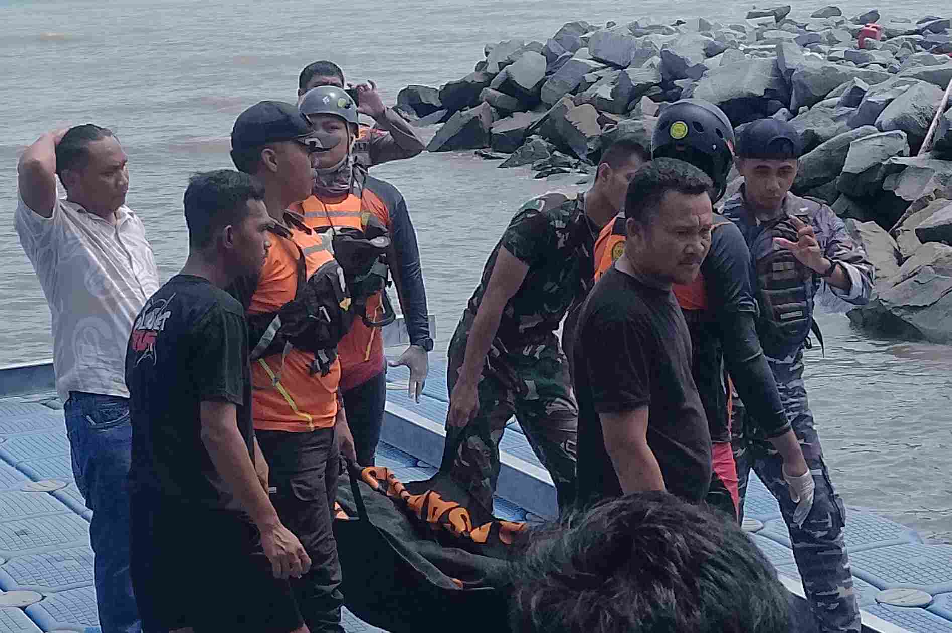 Basarnas ketika melakukan evakuasi kepada korban. (Foto: Istimewa)