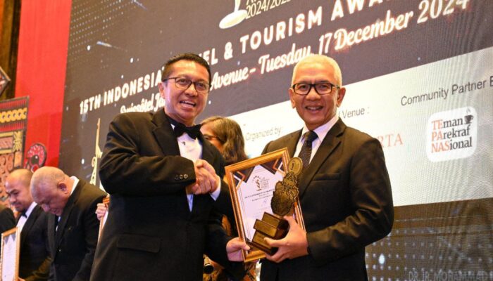 Pj Gubernur Gorontalo Terima Penghargaan Indonesia Top Hospitality Leader 2024