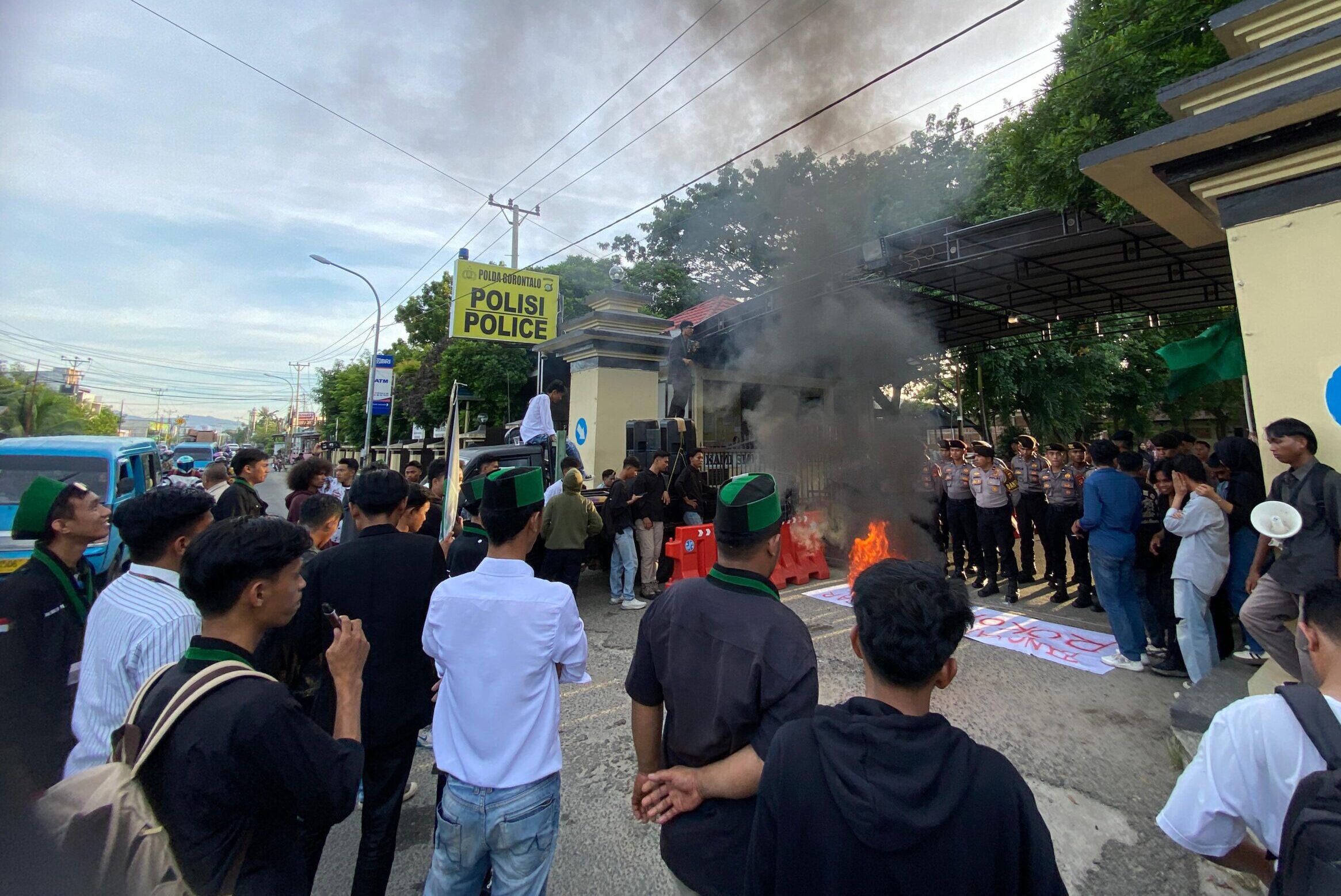 Himpunan Mahasiswa Islam (HMI) Badan Koordinasi Sulawesi Utara-Gorontalo (Badko Sulutgo) menggelar aksi unjuk rasa di depan Markas Polda Gorontalo/Hibata.id