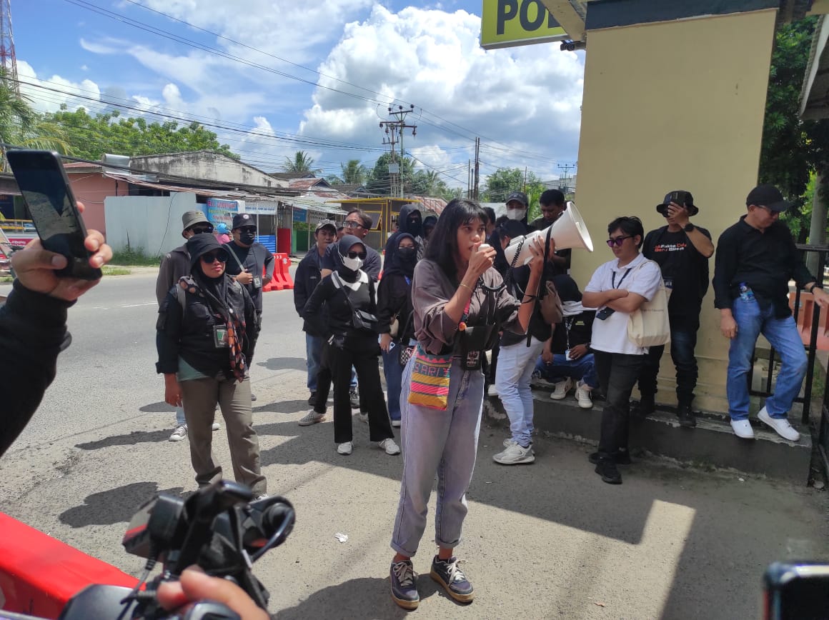 Saat puluhan jurnalis yang tergabung dalam berbagai media di Gorontalo menggelar aksi solidaritas. (Foto: Hibata.id)