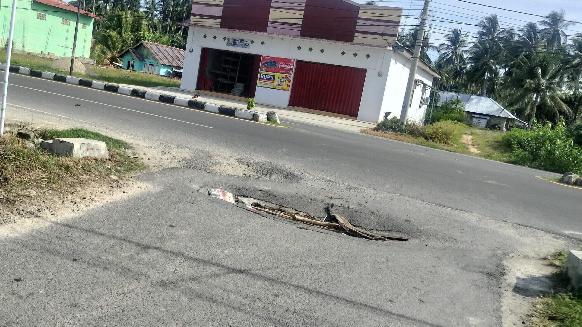 Kondisi jembatan penghubung dari Jalan Trans menuju Rusunawa di Desa Teratai/Hibata.id