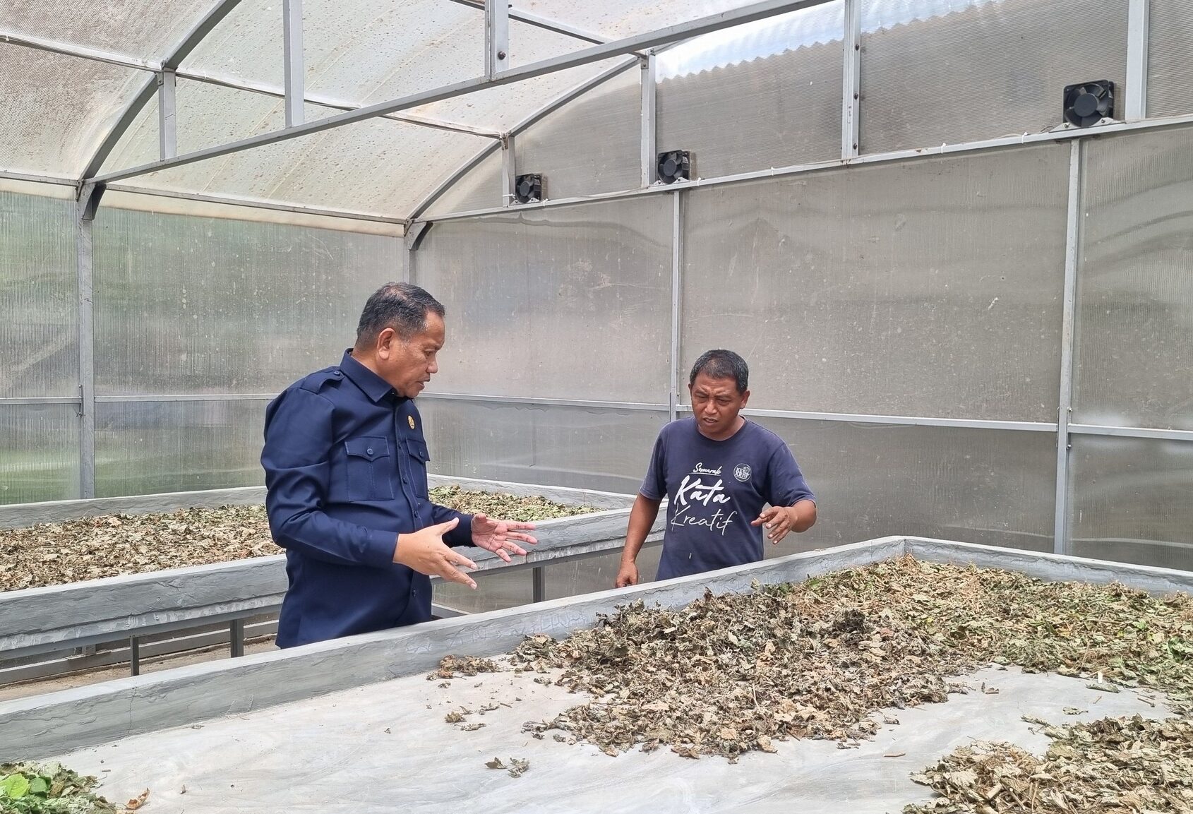 Wakil Ketua DPRD Provinsi Gorontalo, Ridwan Monoarfa, melakukan kunjungan ke Industri Kecil Menengah (IKM) Nilam Bone Bolango/Hibata.id