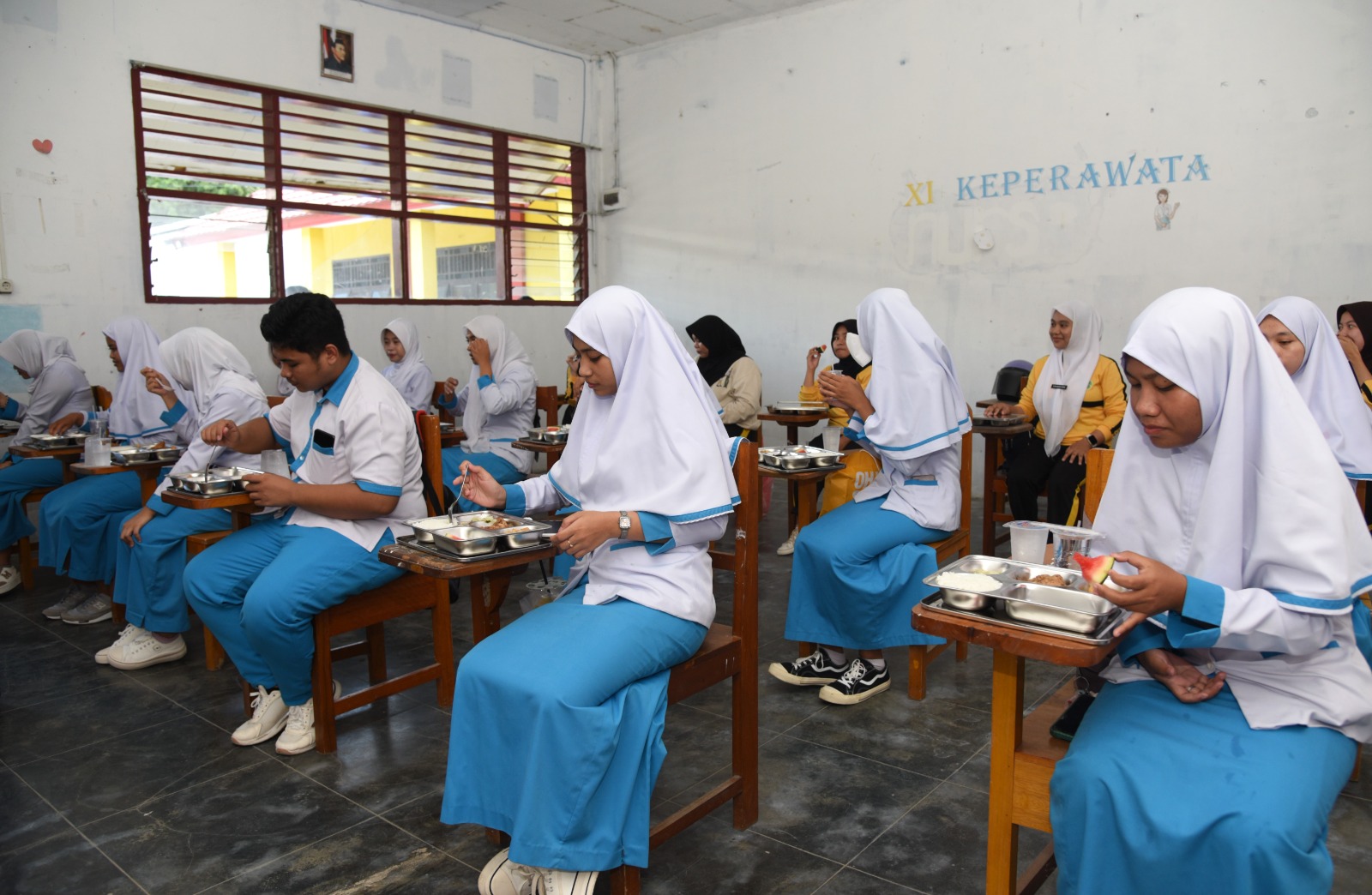 SMK Tridharma Kota Gorontalo menjadi salah satu lokasi pelaksanaan Makan Bergizi Gratis di Kota Gorontalo yang dimulai, Senin (6/1/2024). Foto – Nova Diskominfotik /Hibata.id