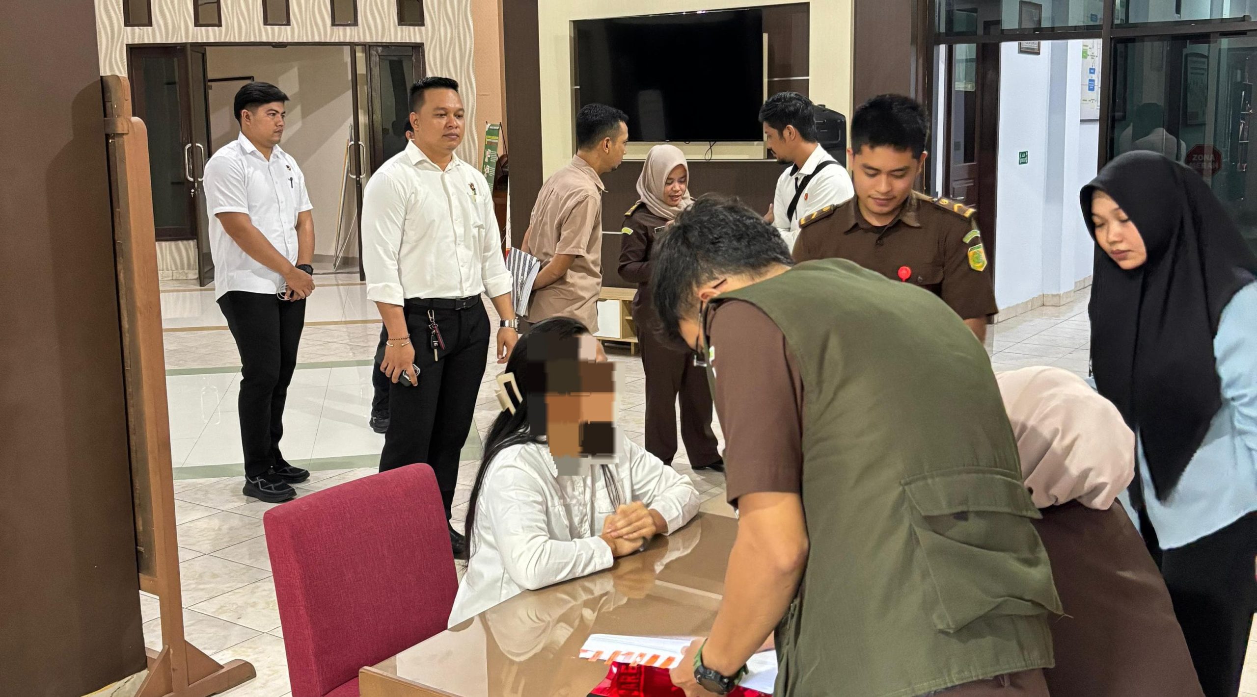 Penyidik Tindak Pidana Korupsi (Tipidkor) Polresta Gorontalo Kota menyerahkan tersangka kasus pemalsuan dokumen Kredit Usaha Rakyat (KUR)/Hibata.id