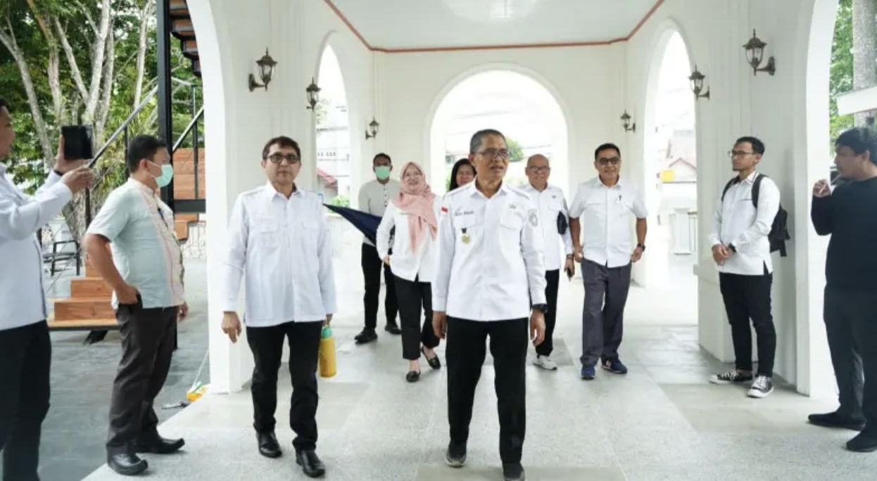 Penjabat Wali Kota Gorontalo, Ismail Madjid saat melakukan peninjauan Taruna Food Curt. (Foto: Humas Pemkot Gorontalo)