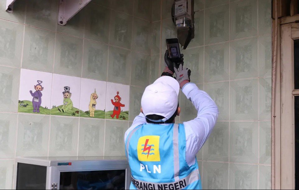 Petugas PLN melakukan pencatatan meteran listrik di rumah warga kawasan Kebayoran Baru, Jakarta, Selasa (30/6/2020). PLN memastikan seluruh petugas dikerahkan mencatat ke rumah pelanggan pascabayar untuk digunakan sebagai dasar perhitungan tagihan listrik bulan Juli 2020. (Liputan6.com/Angga Yuniar)/Hibata.id