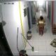 Aksi seorang perempuan yang mencuri sepatu dan sandal di sebuah kos-kosan di Jalan Arif Rahman Hakim, Kota Gorontalo/Hibata.id