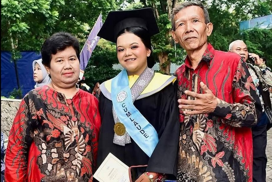 Kisah Inspiratif: Magdalena, Anak Buruh Bangunan yang Raih Cumlaude dan Bekerja di Bank Indonesia/Hibata.id