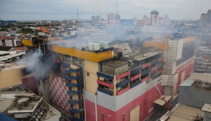 Keluarga Korban Kebakaran Glodok Plaza Masih Mencari Kepastian