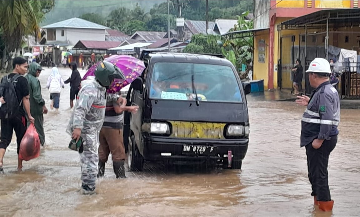 Curah hujan tinggi menyebabkan banjir di Desa Molingkapoto, Gorontalo Utara/Hibata.id