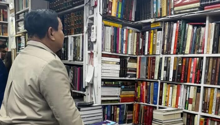 Ketika Presiden Prabowo Borong Buku Sejarah hingga Ekonomi di New Delhi