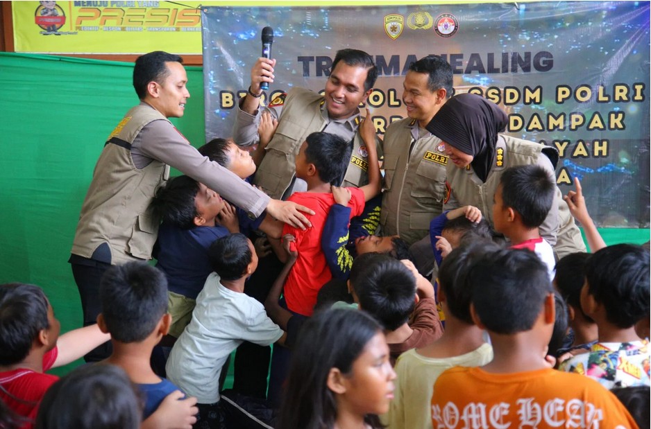Polri Dirikan Dapur Lapangan dan Berikan Trauma Healing bagi Korban Kebakaran Kemayoran/Hibata.id