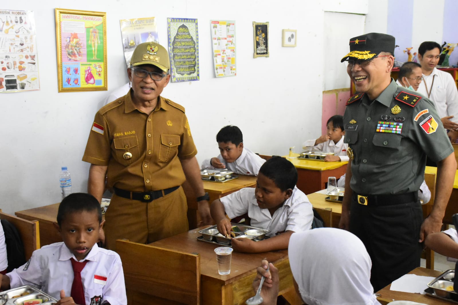 Penjabat (Pj) Wali Kota Gorontalo Ismail Madjid saat melakukan kunjungan di SDN 74 Kota Gorontalo. (Foto: Humas Pemkot Gorontalo)