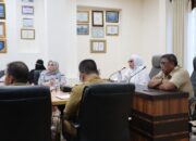 Bupati Merlan S. Uloli didampingi Asisten I Setda Bone Bolango Aznan Nadjamudin saat memimpin rapat Penggunaan Kantor Lembaga Adat Kabupaten Bone Bolango di Ruang Rapat Bupati, Selasa (21/1/2025). (Foto Indra/Diskominfo)/Hibata.id