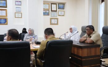 Bupati Merlan S. Uloli didampingi Asisten I Setda Bone Bolango Aznan Nadjamudin saat memimpin rapat Penggunaan Kantor Lembaga Adat Kabupaten Bone Bolango di Ruang Rapat Bupati, Selasa (21/1/2025). (Foto Indra/Diskominfo)/Hibata.id