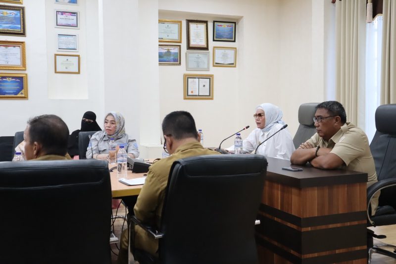 Bupati Merlan S. Uloli didampingi Asisten I Setda Bone Bolango Aznan Nadjamudin saat memimpin rapat Penggunaan Kantor Lembaga Adat Kabupaten Bone Bolango di Ruang Rapat Bupati, Selasa (21/1/2025). (Foto Indra/Diskominfo)/Hibata.id