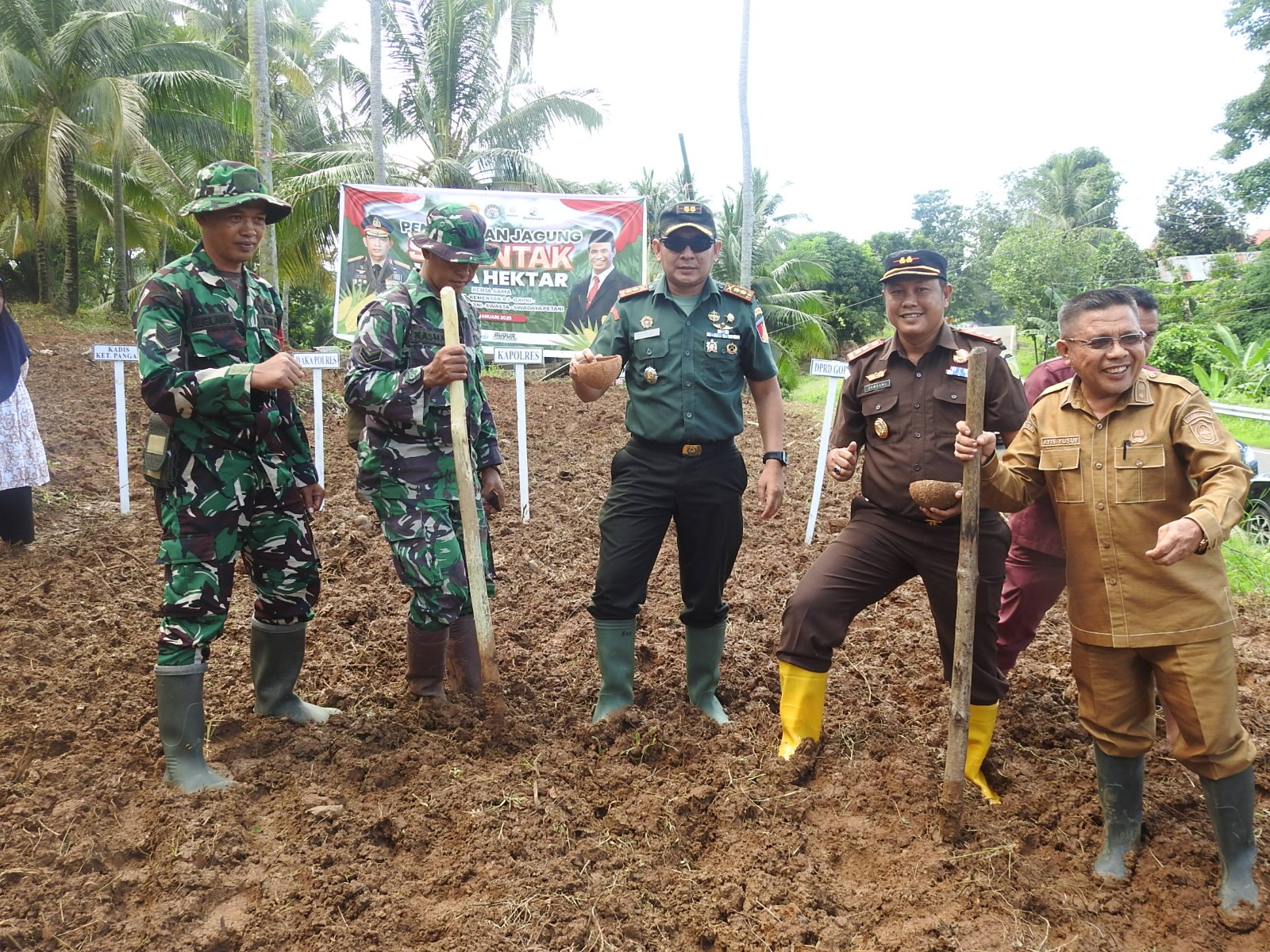 Letkol Inf Rayner D.R Wajong, Komandan Kodim (Dandim) 1314/Gorontalo Utara, turut ambil bagian dalam kegiatan strategis penanaman jagung serentak satu juta hektar yang diselenggarakan di Desa Huidumilito/Hibata.id