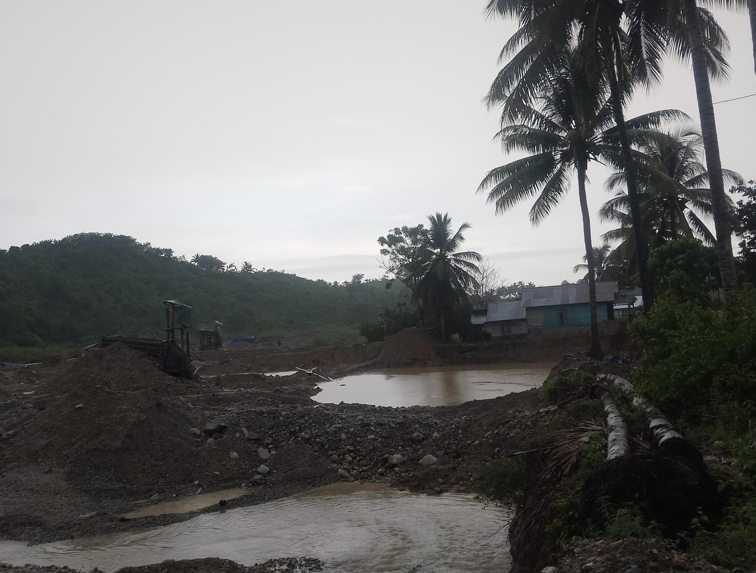 Potret Galian dari aktivitas pertambangan Ilegal Dusun Karya Baru, Desa Balayo, Kecamatan Patilanggio, Kabupaten Pohuwato. (Foto: Defri)