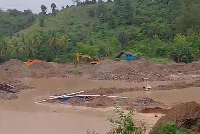 Alat berat di pertambangan emas tanpa izin di Desa Balayo, Kecamatan Patilanggio, Kabupaten Pohuwato. (Foto: Defri)