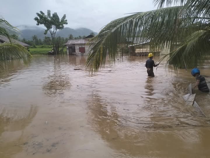 Kondisi Banjir yang melanda warga Desa Padengo, Kecamatan Popayato Barat, Kabupaten Pohuwato. (Foto: Supriade Urep)