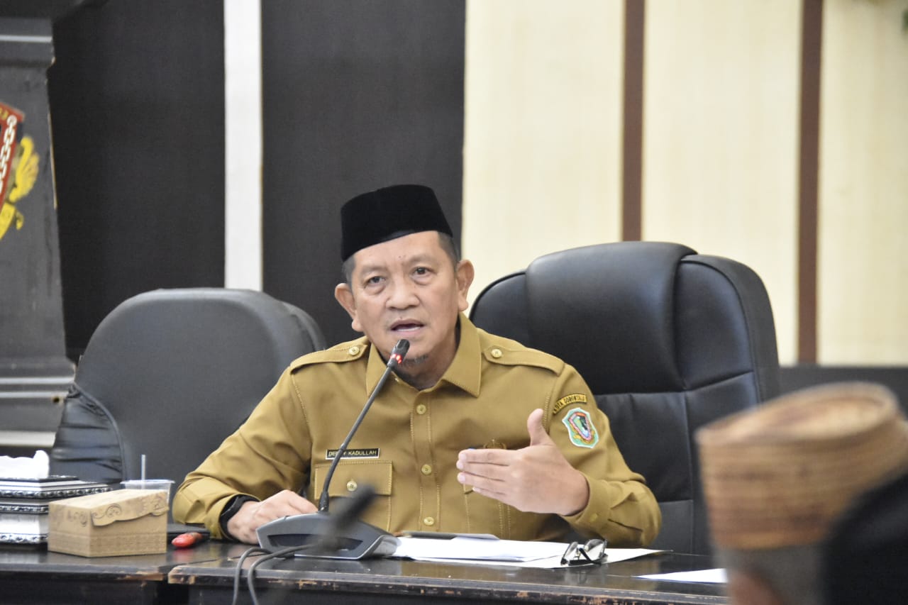Pejabat (Pj) Sekretaris Daerah (Sekda) Kota Gorontalo, Deddy Kadullah saat memimpin rapat. (Foto: Humas Pemkot Gorontalo)