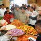 Pj Gubernur Gorontalo Rudy Salahuddin saat melakukan pemantauan ketersediaan stok pangan di Pasar Sentral Kota Gorontalo, Kamis (14/2/2025). (Foto : Alfred)/Hibata.id