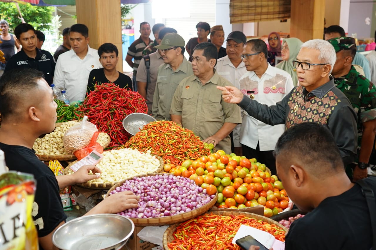 Pj Gubernur Gorontalo Rudy Salahuddin saat melakukan pemantauan ketersediaan stok pangan di Pasar Sentral Kota Gorontalo, Kamis (14/2/2025). (Foto : Alfred)/Hibata.id