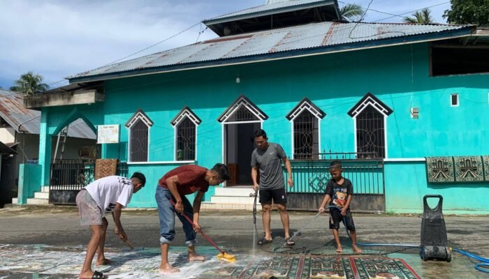 Menjelang Ramadan, Warga Gorontalo Gotong Royong Bersihkan Masjid