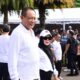 Gubernur Gorontalo terpilih Gusnar Ismail dan Wakil Gubernur Idah Syahidah Rusli Habibie terlihat mengikuti di halaman Monumen Nasional (Monas), Gambir, Jakarta Pusat, Selasa, (18/2/2025). Foto – Haris Diskominfotik/Hibata.id