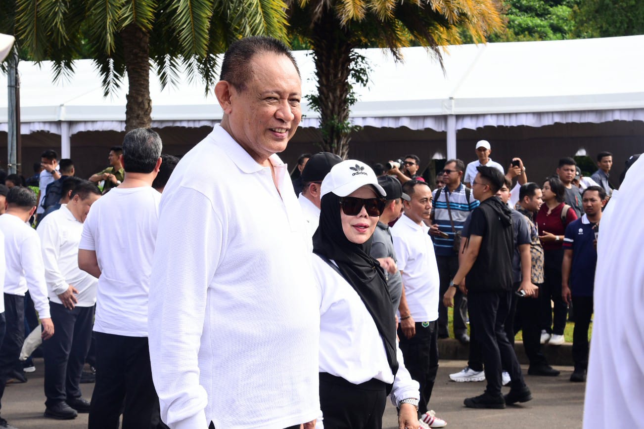 Gubernur Gorontalo terpilih Gusnar Ismail dan Wakil Gubernur Idah Syahidah Rusli Habibie terlihat mengikuti di halaman Monumen Nasional (Monas), Gambir, Jakarta Pusat, Selasa, (18/2/2025). Foto – Haris Diskominfotik/Hibata.id