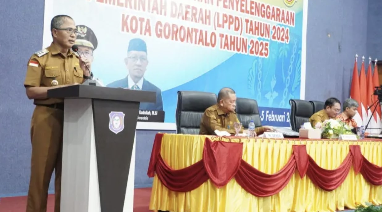 Penjabat (Pj) Wali Kota Gorontalo, Ismail Madjid saat memberikan sambutan di bimbingan teknis (Bimtek) penyusunan LPPD tahun 2024. (Foto: Humas Pemkot Gorontalo)