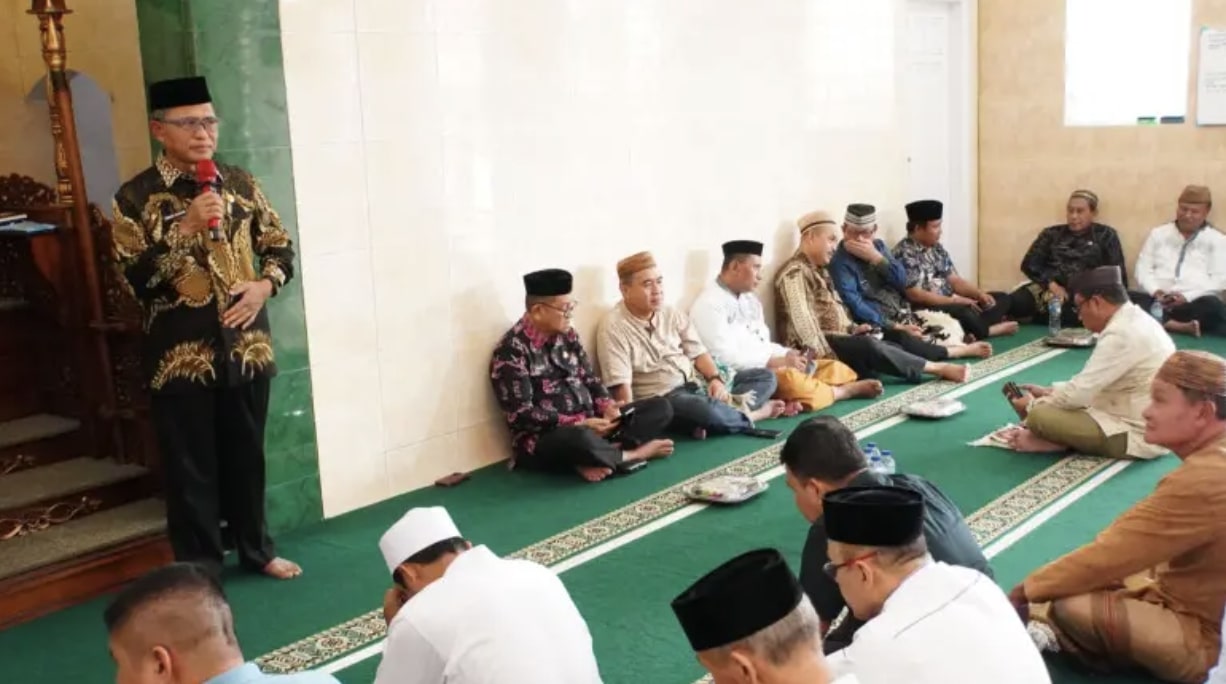 Penjabat (Pj) Wali Kota Gorontalo, Ismail Madjid, beserta jajaran pemerintah untuk melaksanakan salat Jum'at bersama masyarakat. (Foto: Humas Pemkot Gorontalo)