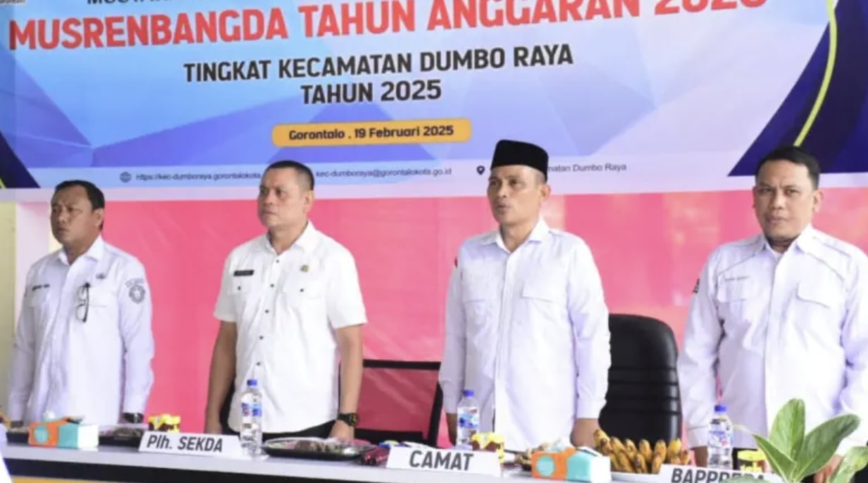 Pelaksana Harian (Plh) Sekretaris Daerah (Sekda) Kota Gorontalo, Abdul Hafidz Daud ketika mewakili Penjabat (Pj) Wali Kota Gorontalo, Ismail Madjid, dalam acara Musyawarah Perencanaan Pembangunan (Musrenbang) tingkat Kecamatan Dumbo Raya. (Foto: Humas Pemkot Gorontalo)