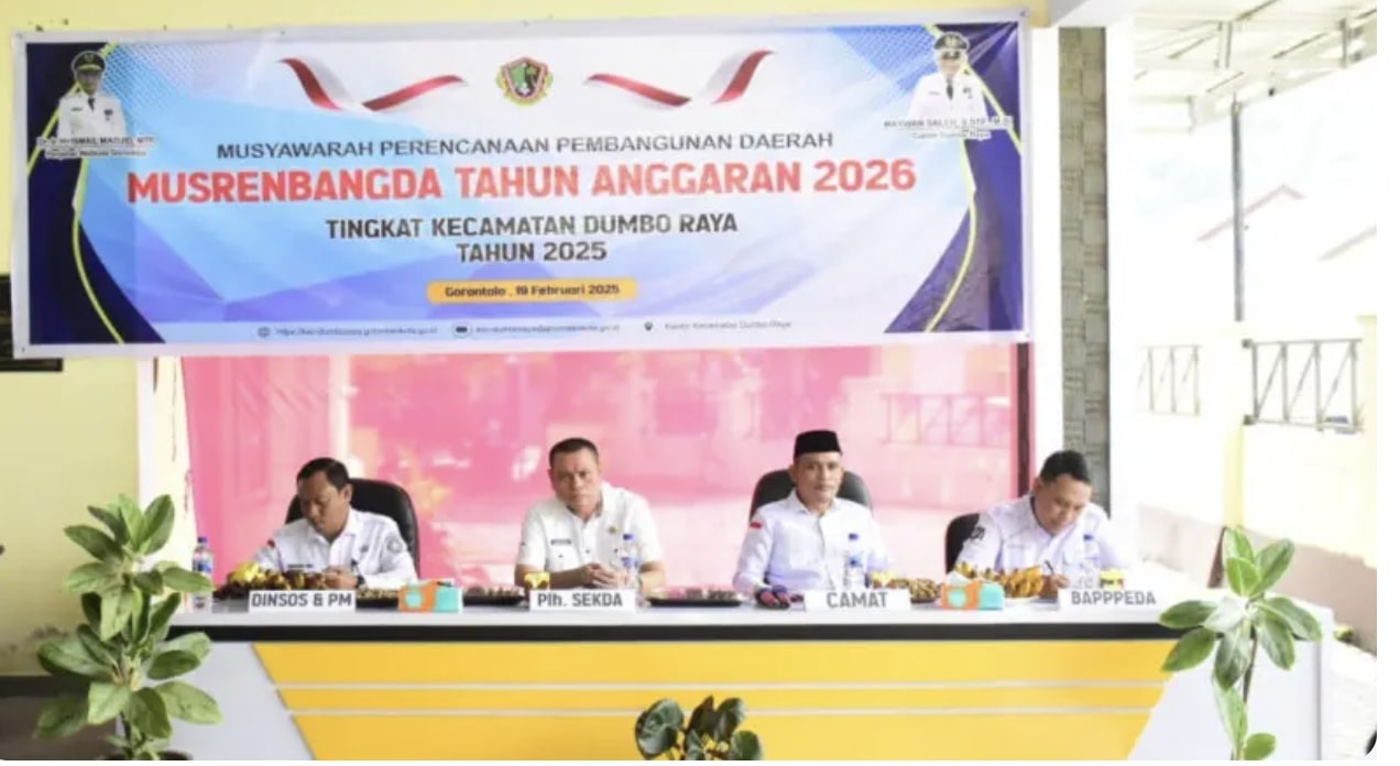 Pelaksana Harian (Plh) Sekretaris Daerah (Sekda) Kota Gorontalo, Abdul Hafidz Daud ketika mewakili Penjabat (Pj) Wali Kota Gorontalo, Ismail Madjid, dalam acara Musyawarah Perencanaan Pembangunan (Musrenbang) tingkat Kecamatan Dumbo Raya. (Foto: Humas Pemkot Gorontalo)