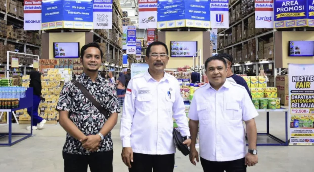 Asisten II Sekretariat Daerah (Setda) Kota Gorontalo, Effendy Rauf ketika hadiri acara grand opening Indogrosir. (Foto: Humas Pemkot Gorontalo)