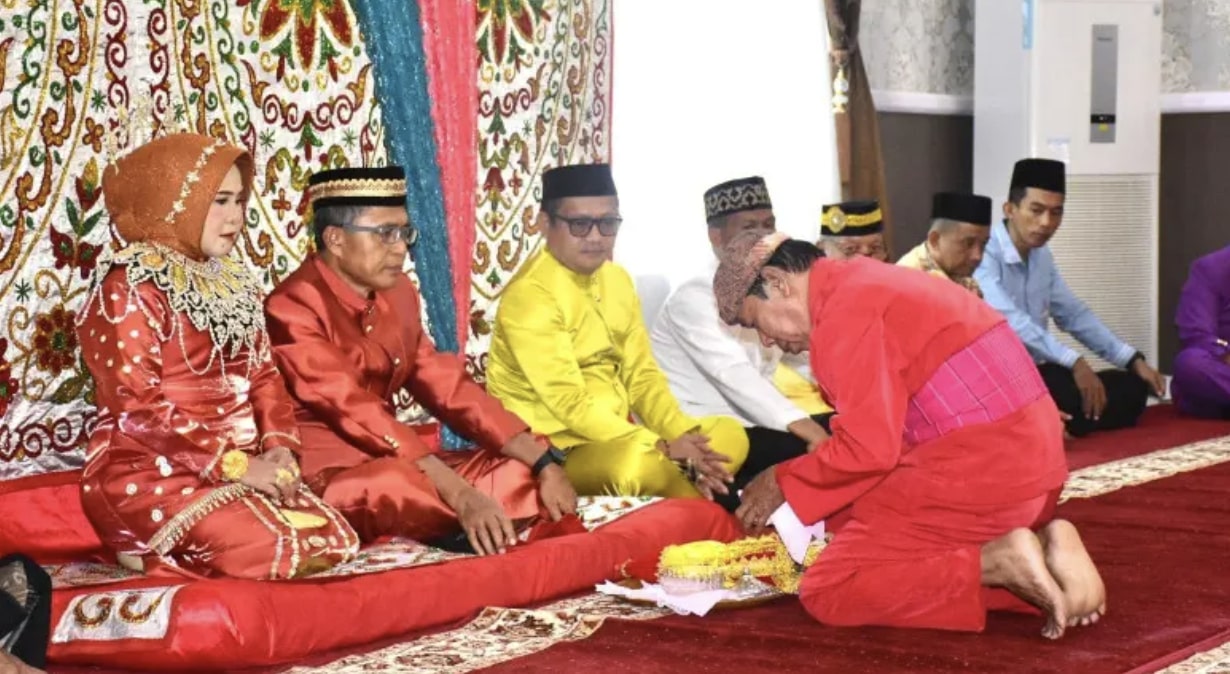 Pj saat Wali Kota Gorontalo, Ismail Madjid mengikuti prosesi adat Modepito. (Foto: Humas Pemkot Gorontalo)