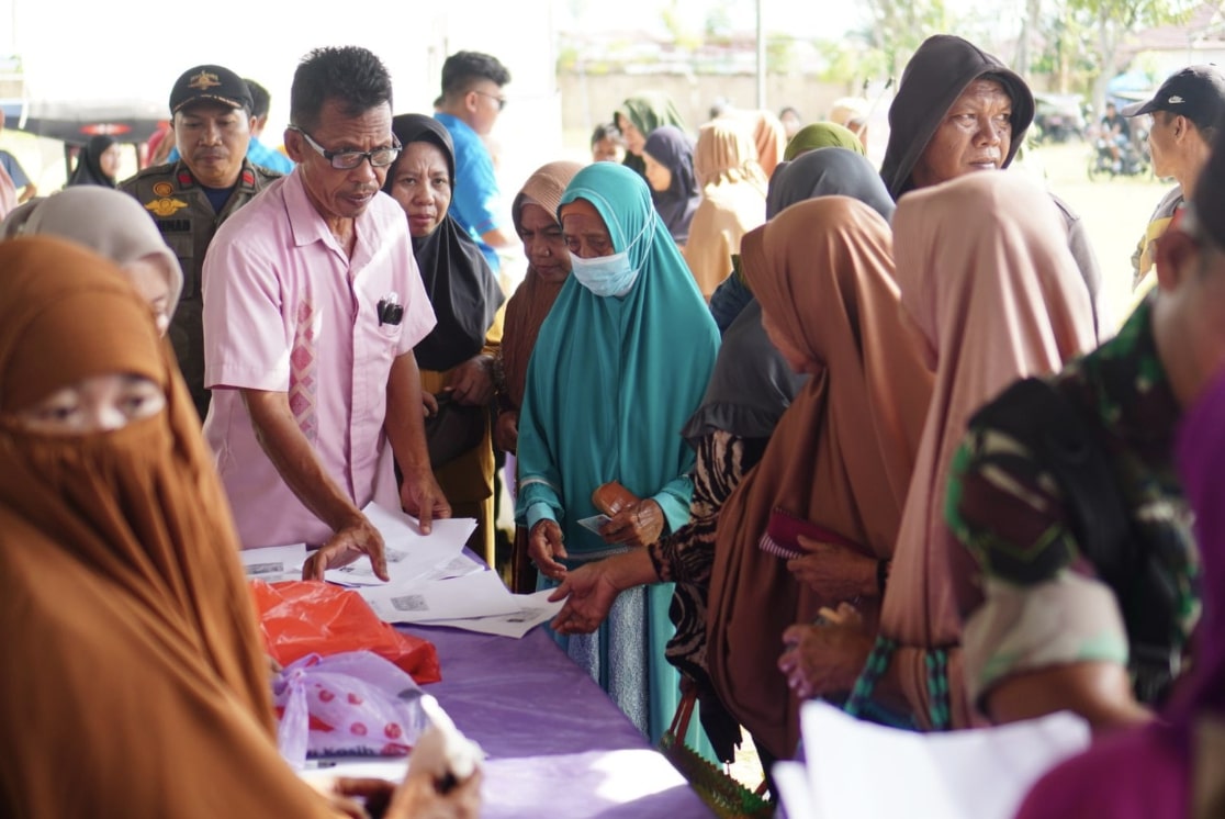Warga Kota Gorontalo saat mendatangi pasar murah bersubsidi yang diselenggarakan oleh Dinas Perdagangan dan Perindustrian (Perdagin) Kota Gorontalo. (Foto: Humas Pemkot Gorontalo)