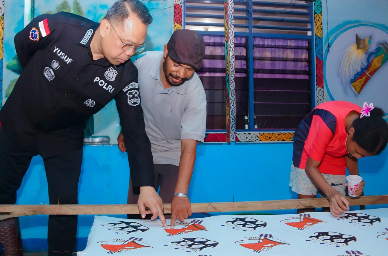 Kasatgas Humas Ops Damai Cartenz-2025, Kombes Pol. Yusuf Sutejo, S.I.K., M.T., mengunjungi Sanggar Ameldi di Dok 4, Kota Jayapura/Hibata.id