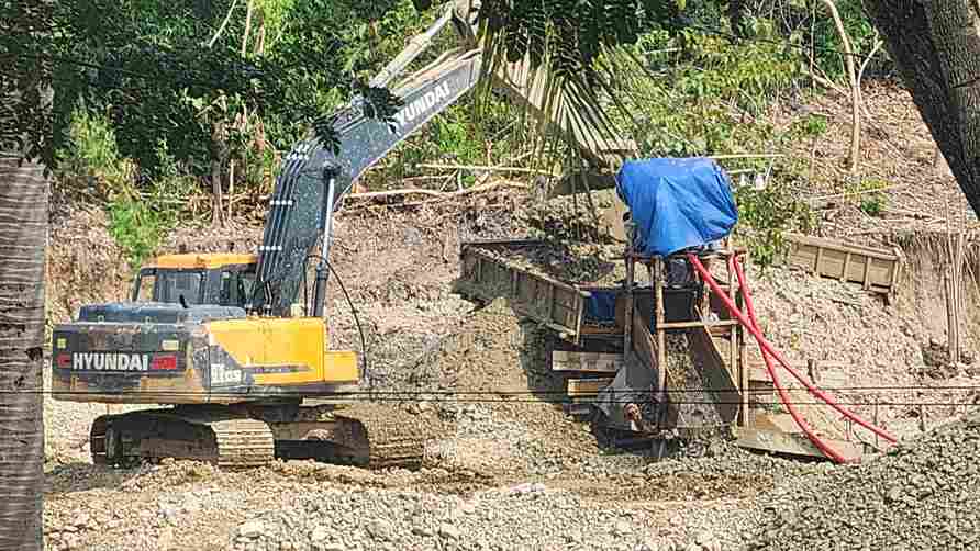 Alat berat yang beroperasi di penambangan emas ilegal (PETI) di wilayah Desa Balayo, Kecamatan Patilanggio, Kabupaten Pohuwato, Gorontalo. (Foto: Dok. Hibata.id)
