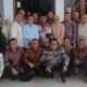Rombongan Bupati Bone Bolango, Merlan Uloli saat mendatangi di kediaman Ismet Mile di Rumah Tiang, Minggu (9/2/2025). (Foto: Tim IRIS)