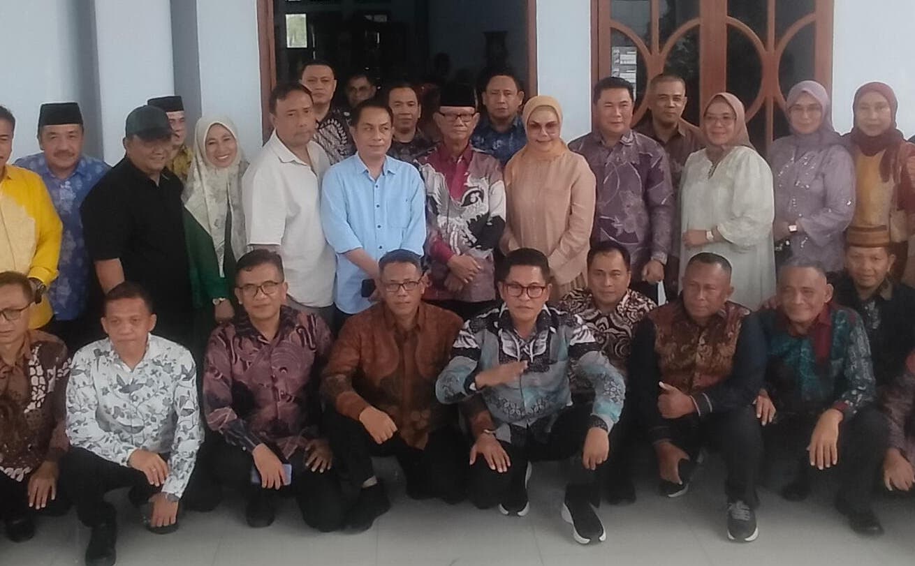 Rombongan Bupati Bone Bolango, Merlan Uloli saat mendatangi di kediaman Ismet Mile di Rumah Tiang, Minggu (9/2/2025). (Foto: Tim IRIS)