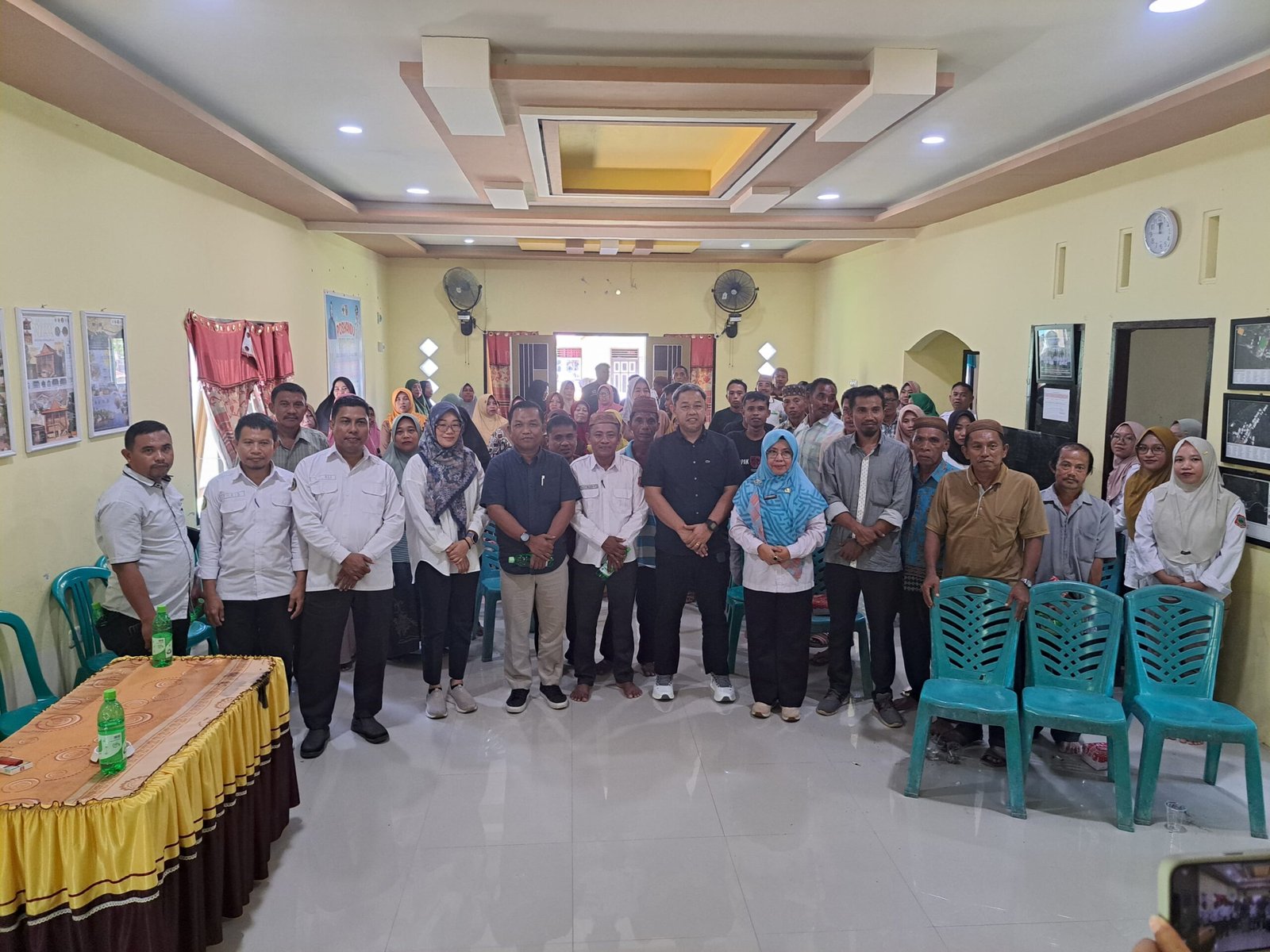 Anggota DPRD Provinsi Gorontalo, H. Suyuti, menggelar reses tatap muka dengan masyarakat di dua desa berbeda/Hibata.id
