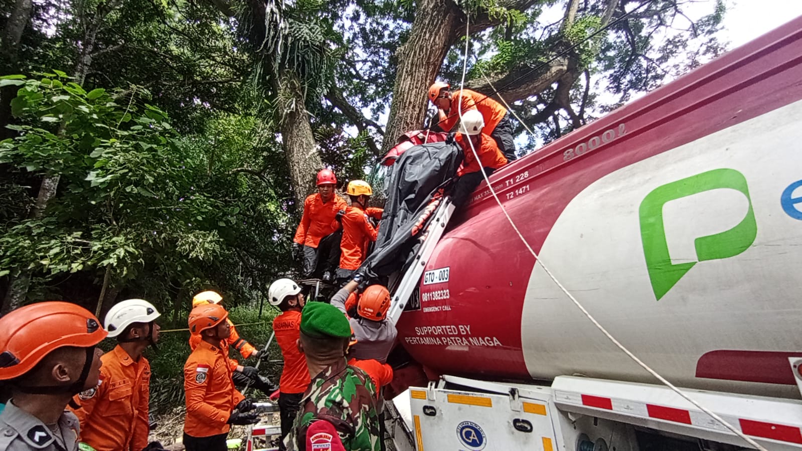 Tim SAR gabungan berhasil mengevakuasi korban yang terjepit dalam kecelakaan mobil Pertamina di Desa Pontolo, Kecamatan Kwandang, Kabupaten Gorontalo Utara/Hibata.id