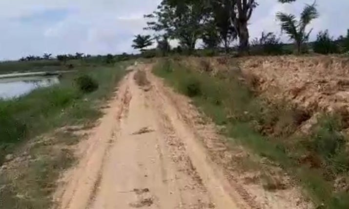 Potret proyek jalan desa di Kecamatan Duhiadaa, tepatnya di Desa Buntulia Barat, Dusun Hiasan I yang rusak parah. (Foto: Delpriyanto Tahir/Hibata.id)