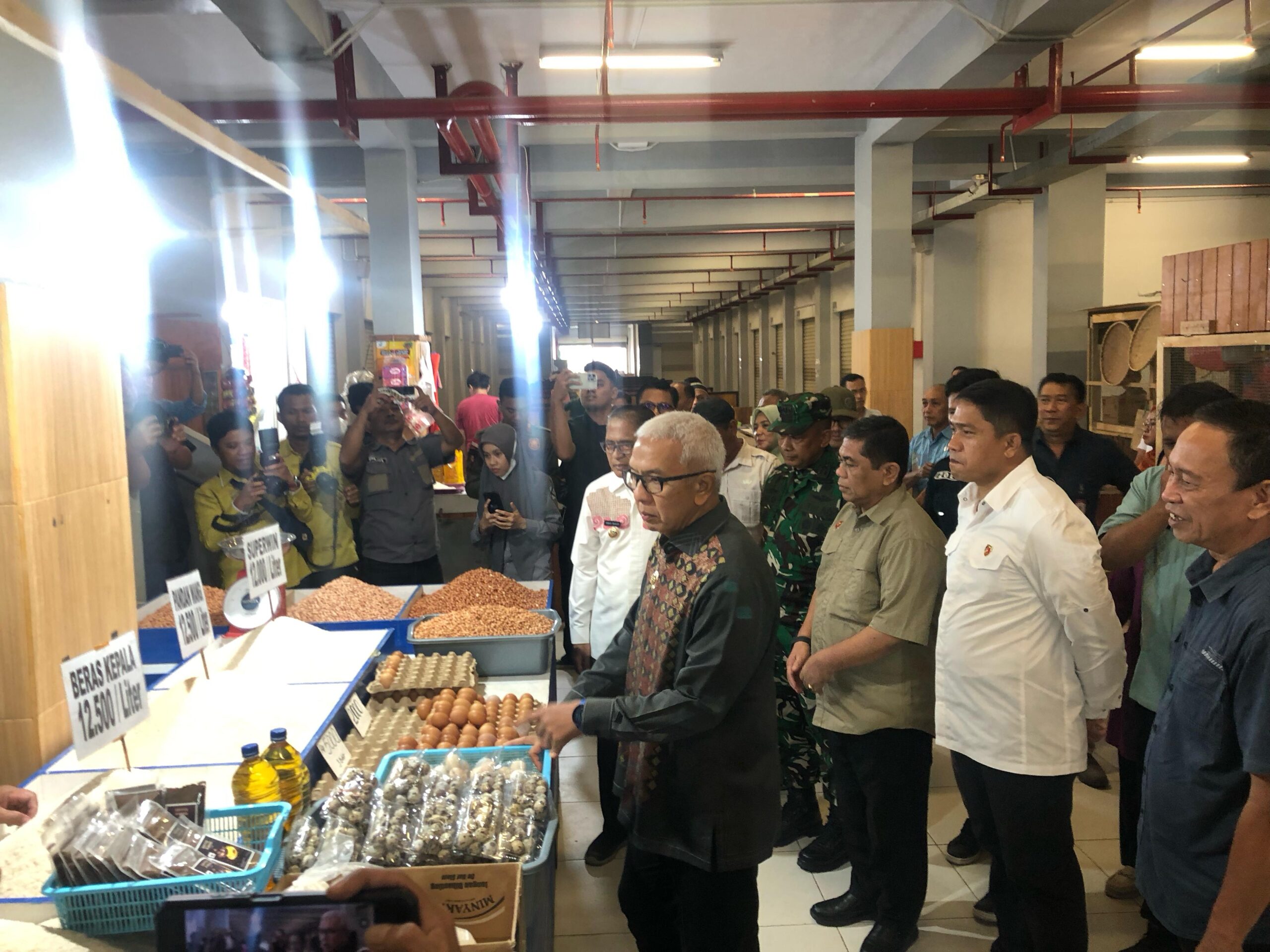 (Ditreskrimsus) Polda Gorontalo bersama Forum Koordinasi Pimpinan Daerah (Forkopimda) Provinsi Gorontalo melakukan pemantauan terhadap stok bahan kebutuhan pokok/Hibata.id