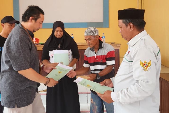 Perwakilan Ombudsman RI Provinsi Gorontalo bersama Kantor Pertanahan Kabupaten Gorontalo Utara (Kantah Gorut) saat menyerahkan Sertipikat Hak Milik (SHM) kepada warga Desa Sigaso. (Foto: Dok. Ombudsman)
