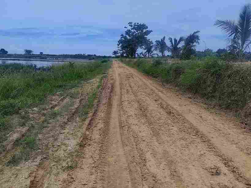 Potret proyek jalan desa di Kecamatan Duhiadaa, tepatnya di Desa Buntulia Barat, Dusun Hiasan I yang rusak parah. (Foto: Delpriyanto Tahir/Hibata.id)